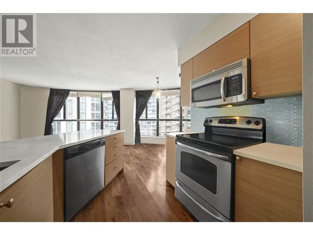 Robinson Tower - 605 488 Helmcken Street - photo 1