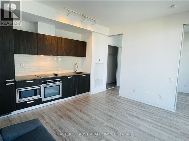 Casa 3 - 3801 50 Charles Street East - photo 2