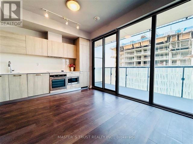 Casa 3 - 3602 50 Charles Street East - photo 1