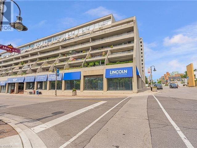 McLaughlin Square - 224 50 Richmond Street East - photo 2