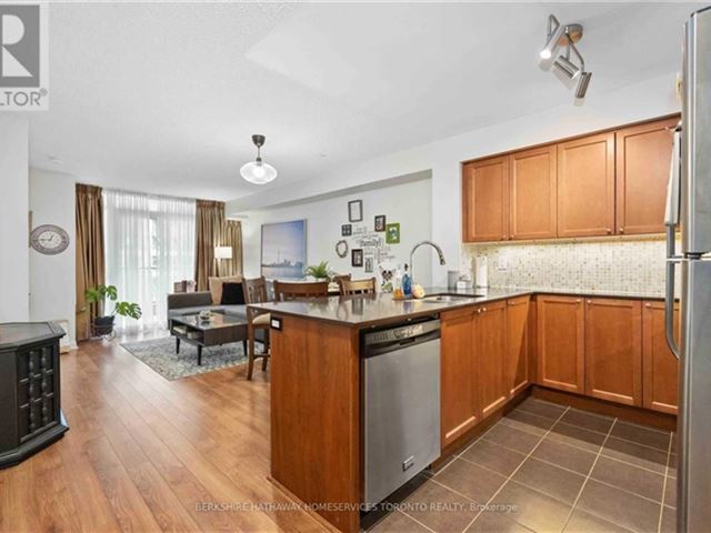 Gramercy Park - 252 525 Wilson Avenue - photo 1