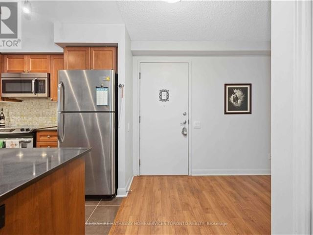 Gramercy Park - 252 525 Wilson Avenue - photo 2