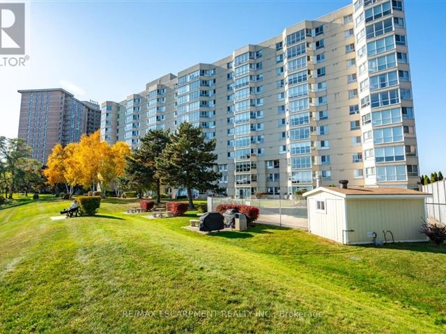 Royal Vista - 105 5280 Lakeshore Road - photo 1