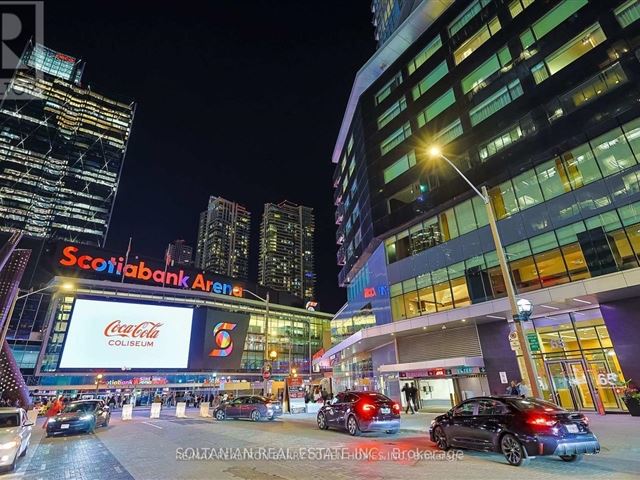 Maple Leaf Square - 1810 55 Bremner Boulevard - photo 3