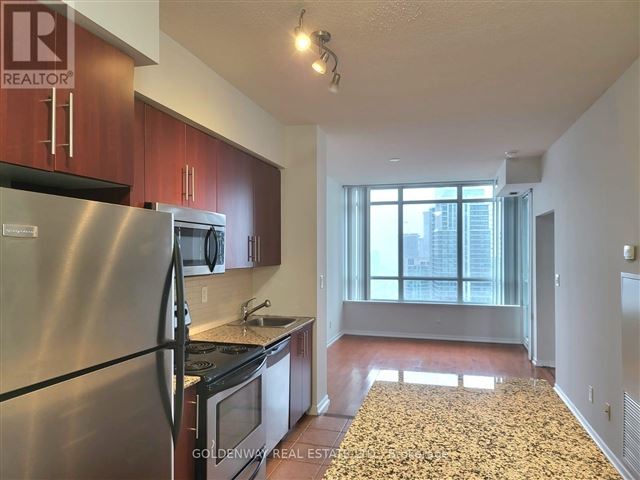 Maple Leaf Square - 4005 55 Bremner Boulevard - photo 1