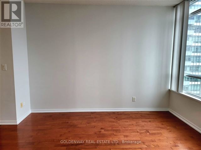 Maple Leaf Square - 4005 55 Bremner Boulevard - photo 2