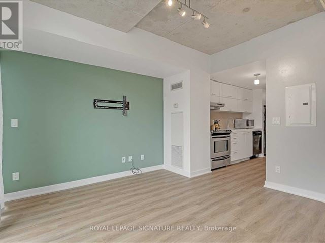 The Thompson Residences - 608 552 Wellington Street West - photo 2