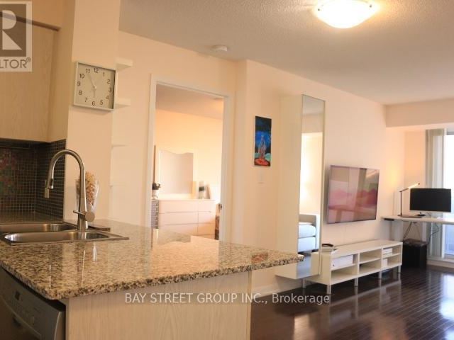 Luxe 2 - 2203 5793 Yonge Street - photo 2