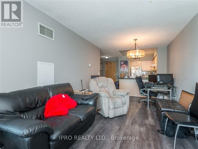 Thornhill Towers - 908 62 Suncrest Boulevard - photo 1