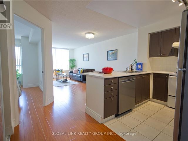 Thornhill Towers - 705 62 Suncrest Boulevard - photo 1