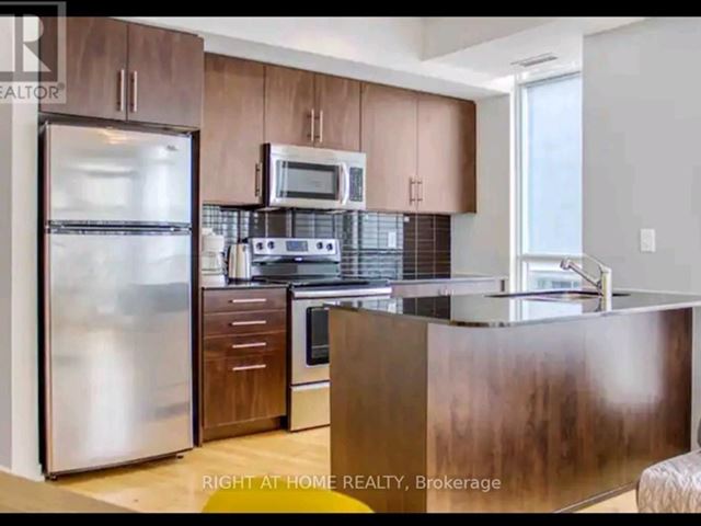 Maple Leaf Square - 2908 55 Bremner Boulevard - photo 3