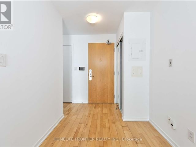 Maple Leaf Square - 2111 55 Bremner Boulevard - photo 2