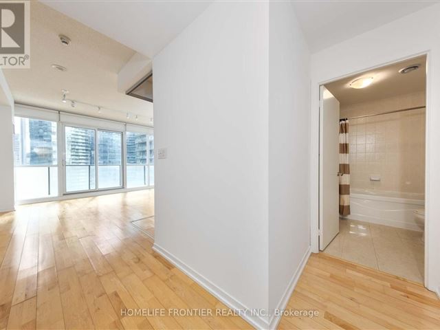 Maple Leaf Square - 2111 55 Bremner Boulevard - photo 3