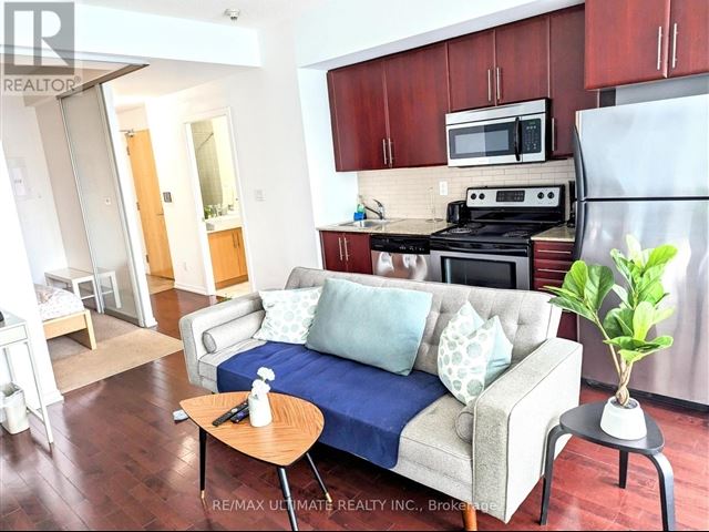 Maple Leaf Square - 4106 55 Bremner Boulevard - photo 1