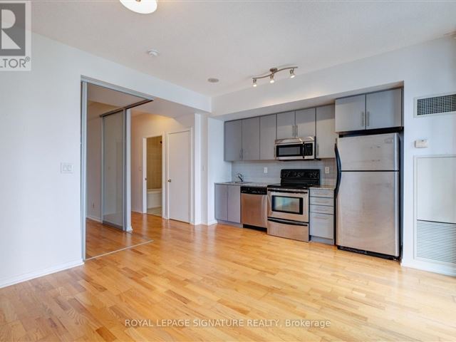 Maple Leaf Square - 2704 55 Bremner Boulevard - photo 1