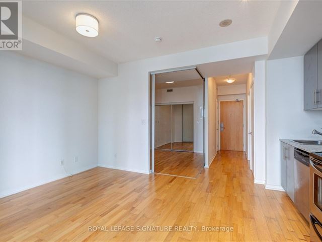 Maple Leaf Square - 2704 55 Bremner Boulevard - photo 2