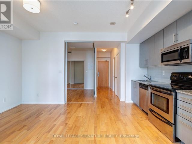 Maple Leaf Square - 2704 55 Bremner Boulevard - photo 3