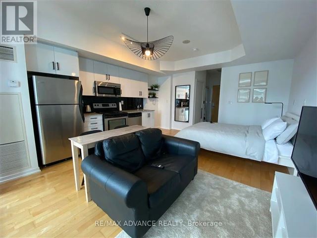 Maple Leaf Square - 3603 55 Bremner Boulevard - photo 3