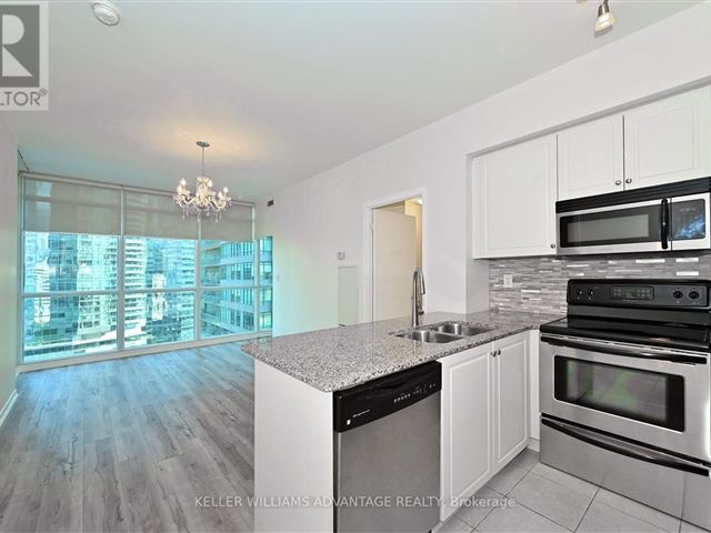 Maple Leaf Square - 1801 55 Bremner Boulevard - photo 2