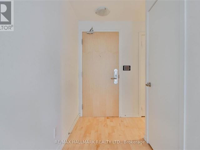 Maple Leaf Square - 2407 55 Bremner Boulevard - photo 3