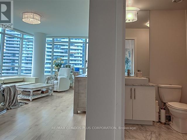 Maple Leaf Square - 2710 55 Bremner Boulevard - photo 3