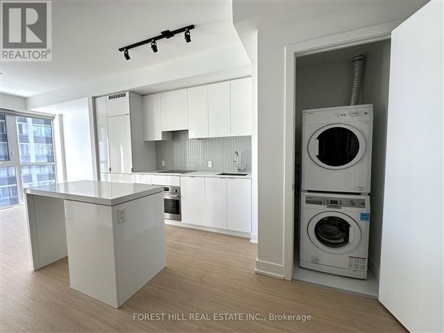 YC Condos - Yonge and College - 906 7 Grenville Street - photo 2