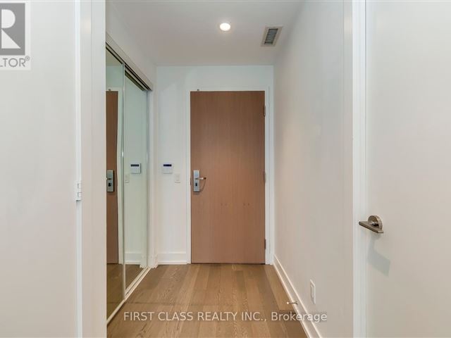 YC Condos - Yonge and College - 5608 7 Grenville Street - photo 3