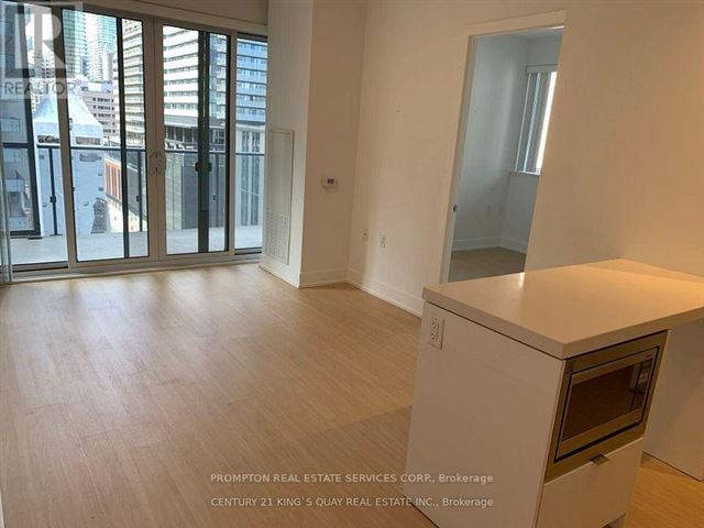 YC Condos - Yonge and College - 1105 7 Grenville Street - photo 2