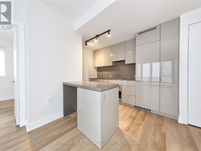 YC Condos - Yonge and College - 4705 7 Grenville Street - photo 2