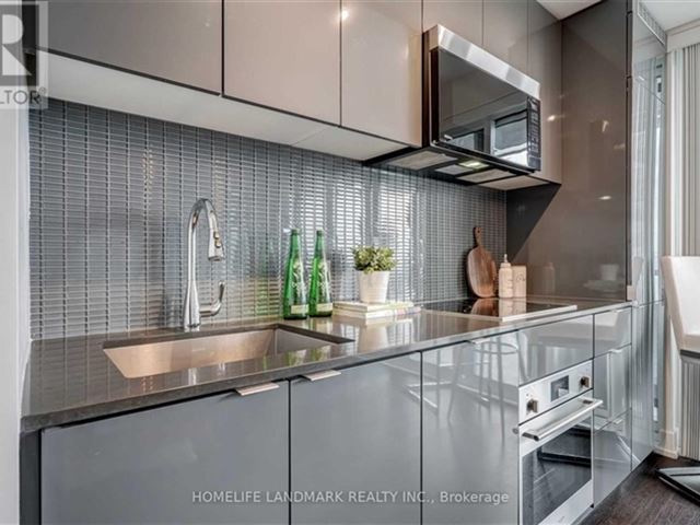 YC Condos - Yonge and College - 5302 7 Grenville Street - photo 2