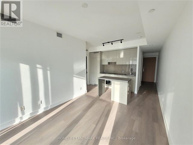 YC Condos - Yonge and College - 1015 7 Grenville Street - photo 3