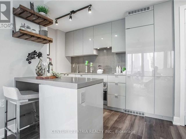 YC Condos - Yonge and College - 1805 7 Grenville Street - photo 2