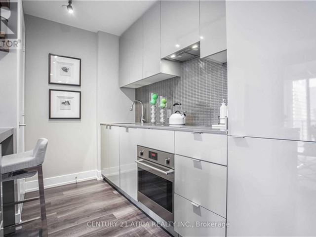 YC Condos - Yonge and College - 1805 7 Grenville Street - photo 3