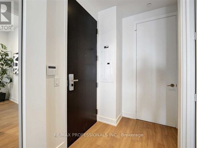 YC Condos - Yonge and College - 6512 7 Grenville Street - photo 2