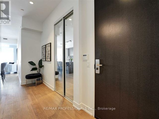 YC Condos - Yonge and College - 6512 7 Grenville Street - photo 3