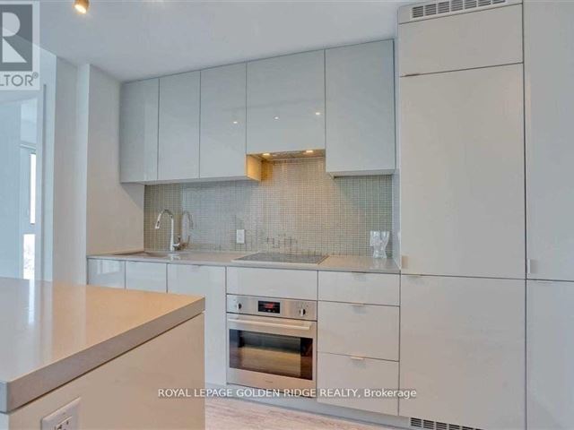 YC Condos - Yonge and College - 5701 7 Grenville Street - photo 3