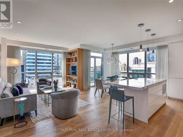 The Republic South Tower - 620 70 Roehampton Avenue - photo 2