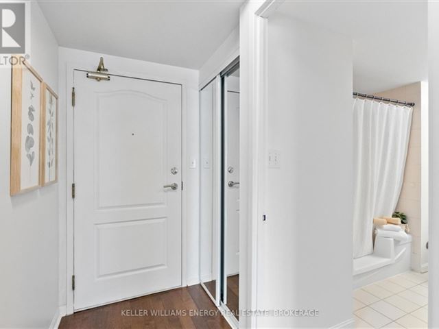 712 Rossland RD E - 904 712 Rossland Road East - photo 2