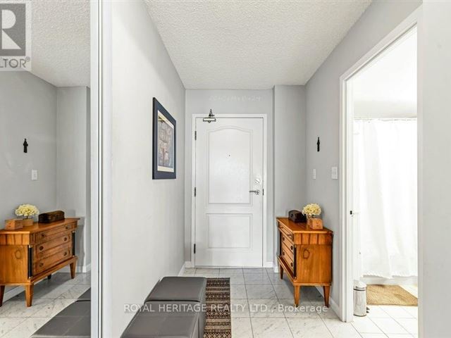 712 Rossland RD E - 607 712 Rossland Road East - photo 2