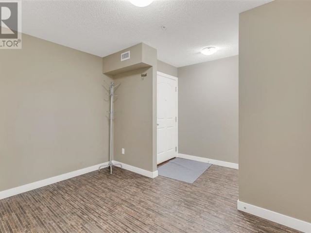 7130 80 Av Ne - 301 7130 80 Avenue Northeast - photo 3