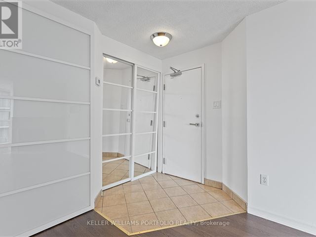 The Summit 3 - 1113 725 King Street West - photo 3