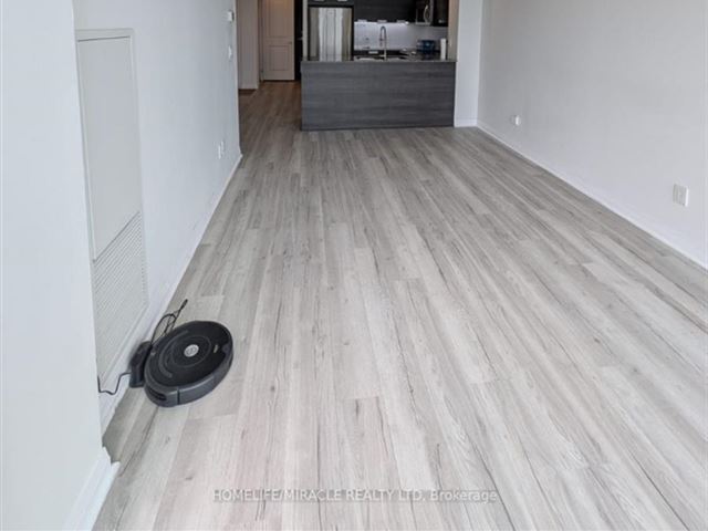 Crystal - 606 55 Eglinton Avenue West - photo 1