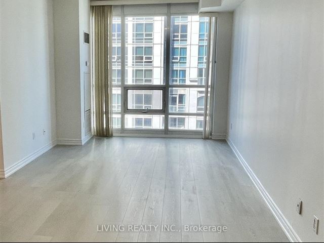 College Park South Tower - 3212 761 Bay Street - photo 2