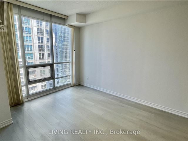 College Park South Tower - 3212 761 Bay Street - photo 3