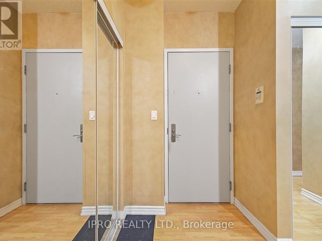 College Park South Tower - 1610 761 Bay Street - photo 2
