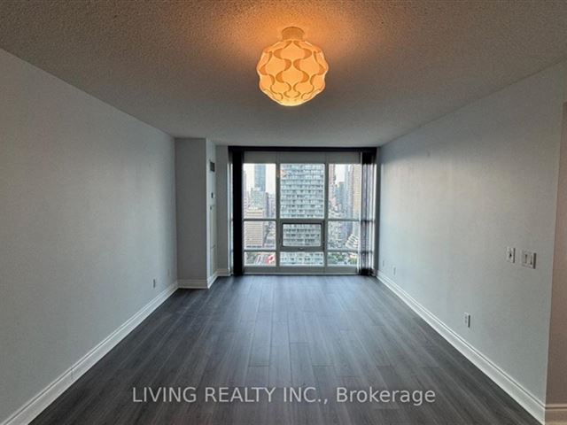 College Park North Tower - 3813 763 Bay Street - photo 2