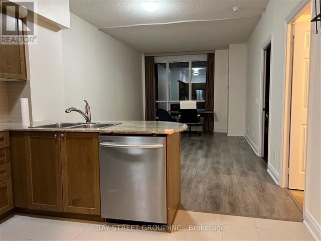 College Park North Tower - 5003 763 Bay Street - photo 1