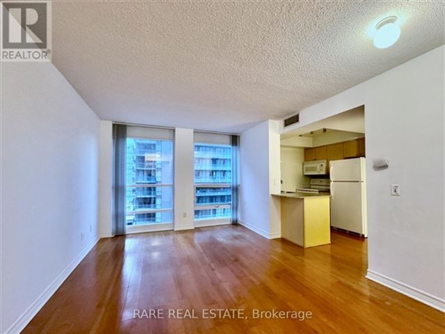 College Park North Tower - 1512 763 Bay Street - photo 2