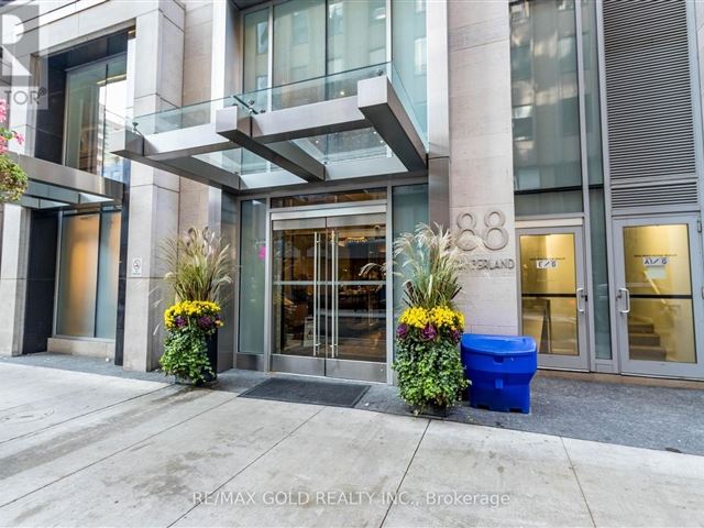 Minto Yorkville Park - 904 88 Cumberland Street - photo 1